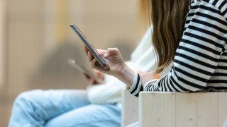 Nuorella on älypuhelin kädessä.