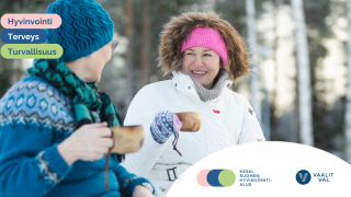 Kaksi ihmistä ovat eväsretkellä talvisessa metsässä.