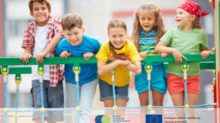 Lapsia leikkipuistossa.