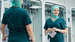 Kaksi Keski-Suomen hyvinvointialueen ammattilaista työskentelemässä.