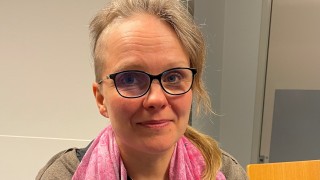 SYTY-koulutukseen osallistuva terveyskeskuslääkäri Hanna Vehmas istuu tuolilla.