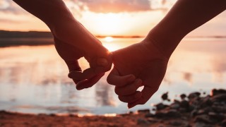 Kädet auringonnousussa, kuvaaja Veeti Valkama