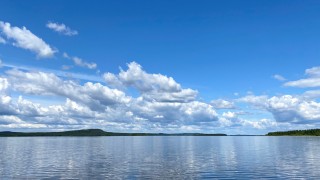 Kumpupilviä järven yllä Keski-Suomessa.