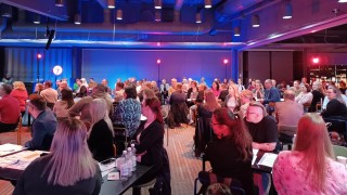 Keski-Suomen hyvinvointialueen esihenkilöitä on kokoontunut Johtamisen kulmakivet -tapahtumaan sankoin joukoin. 