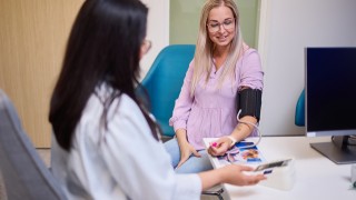 Potilas asioi lääkärin vastaanotolla.