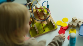 Lapsi leikkii neuvolassa pöydän ääressä