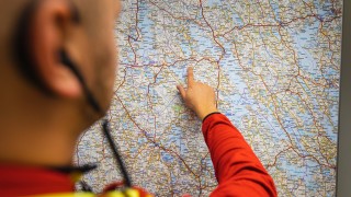 Pelastustoimen ammattilainen Keski-Suomen kartan edessä