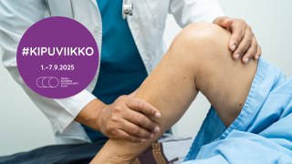 Lääkärin kädet tutkimassa potilaan leikattua polvea. Violetissa ympyrässä kipuviikon tunnus '#KIPUVIIKKO 1.–7.9.2025'. 