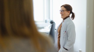 Lääkäri ja asiakas kohtaavat.