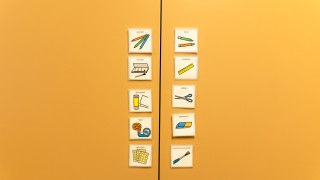 Tukikuvia kaapin ovissa.